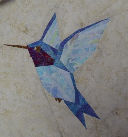 paper pieced hummingbird